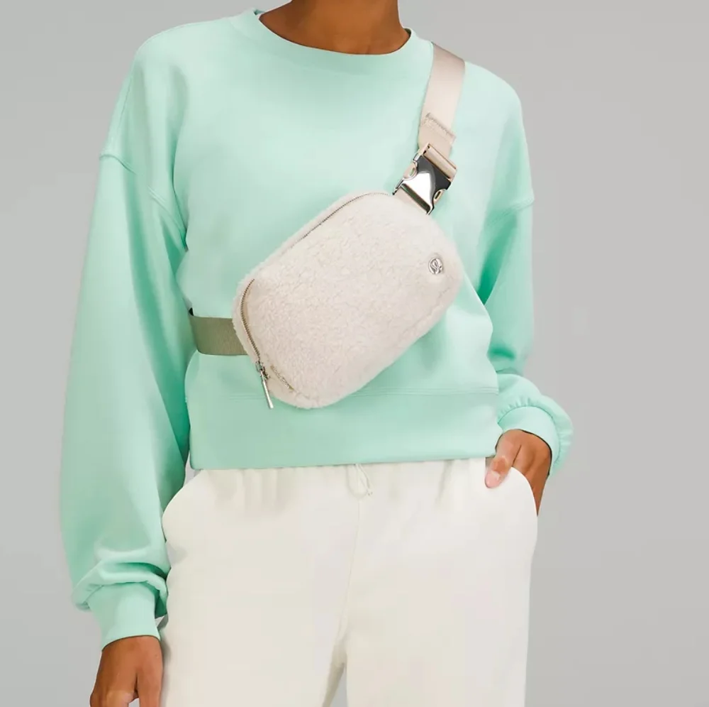 Lululemon Everywhere Fleece Belt Bag Ivory & Silver - Picture 2 of 7